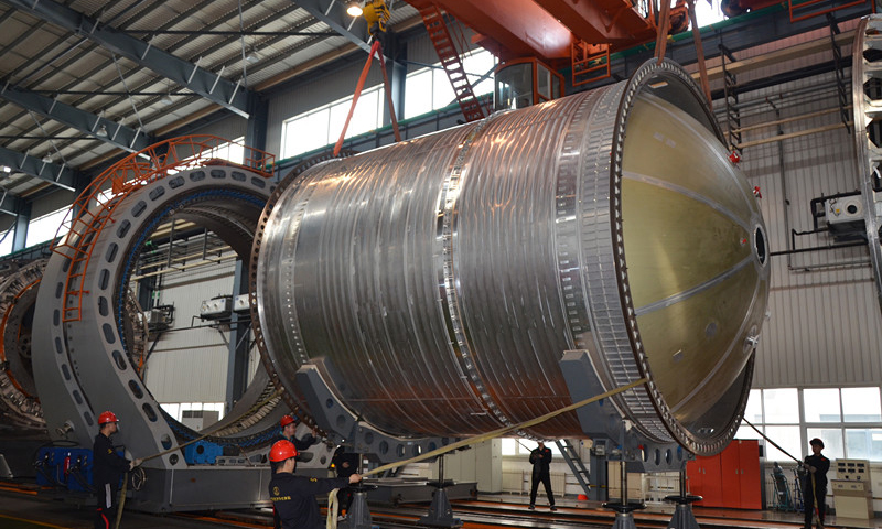 近日，我國首件5米直徑共底結構貯箱在中國航天科技集團有限公司一院211廠天津火箭公司成功下線。共底貯箱的外表看起來是一個貯箱，而內部通過特殊的共底結構將貯箱分成兩個內腔，分別貯存不同的推進劑，相當于兩個貯箱。它能減輕貯箱結構重量，具有體積大等特點，能夠有效提高火箭運載能力。圖為貯箱生產現場。