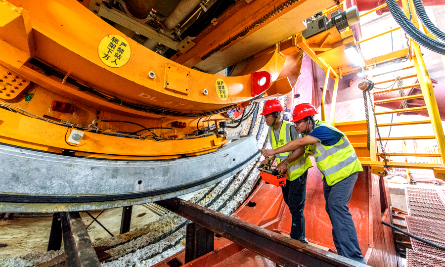 圖為中鐵二十二局軌道公司廣州地鐵18號和22號線項目盾構(gòu)機中，管片拼裝手正在拼裝第一片管片。