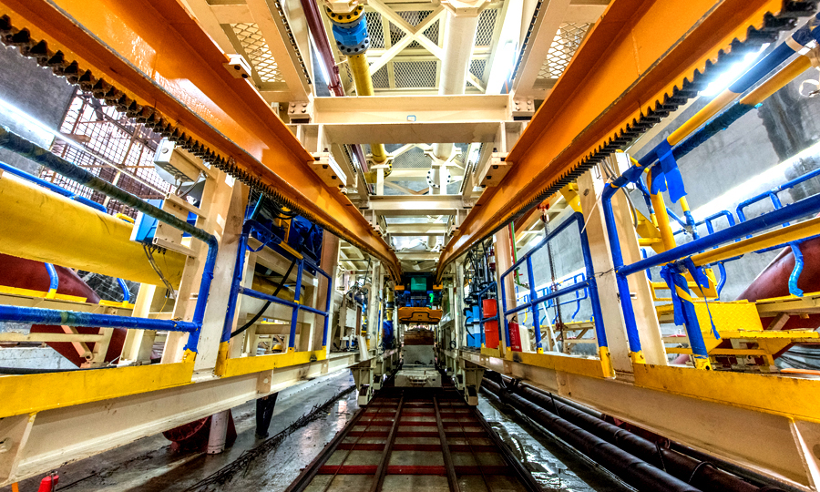 圖為大直徑泥水平衡盾構(gòu)機后配套臺車內(nèi)一隅。