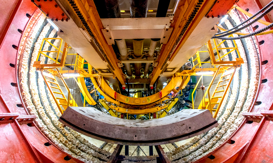 圖為首片盾構(gòu)管片被緩緩吊起，即將拼入盾構(gòu)隧道第一環(huán)。