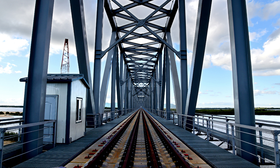 大橋建成通車后，將使國內鐵路與俄遠東地區至西伯利亞鐵路相連，增加一條連俄通歐國際大通道，對推動中俄經貿交流合作，深度融入“一帶一路”共建，助力“一帶一路”經濟建設發揮重大作用。圖為中國鐵建大橋局四公司同江中俄鐵路大橋軌道板及鋼軌施工已完成段。