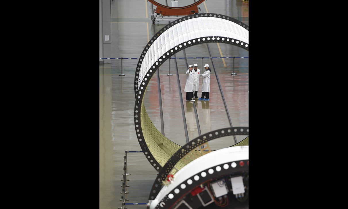 圖為工作人員在天津新一代運載火箭產業化基地長征五號總裝測試車間工作場景。