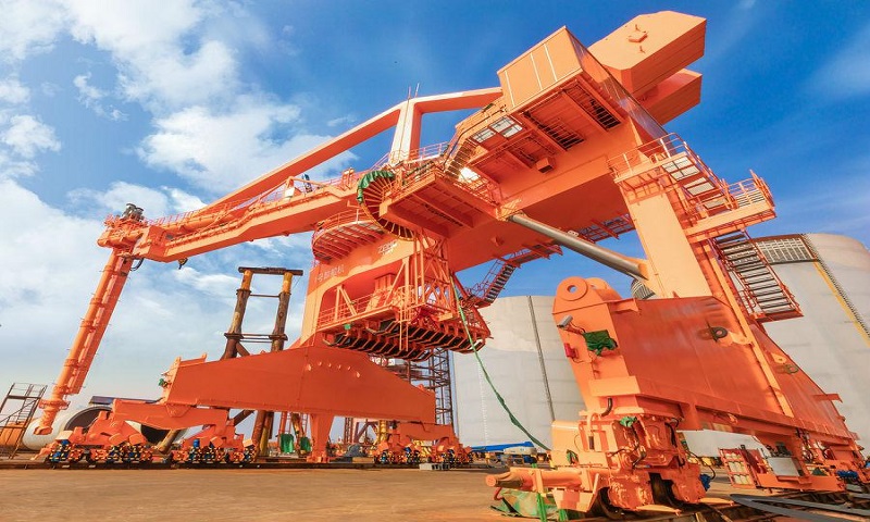 近日，中交集團所屬振華重工環(huán)保型螺旋卸船機完成總裝試車，為國內(nèi)首創(chuàng)。該卸船機的使用，將改變煤炭等卸船作業(yè)引起粉塵污染的現(xiàn)狀。