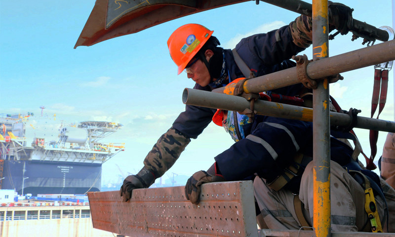 殼牌企鵝FPSO（浮式生產(chǎn)儲(chǔ)卸油裝置）是中國(guó)海所屬油海油工程公司承攬的第一個(gè)殼牌FPSO項(xiàng)目，目前已進(jìn)入空間建造作業(yè)趕工階段。圖為3月10日，該項(xiàng)目船體建造現(xiàn)場(chǎng)，中國(guó)海油高空作業(yè)人員如同高空“衛(wèi)士”，正在全力搭建安全作業(yè)平臺(tái)。