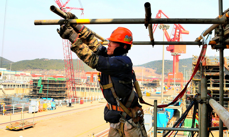 中國(guó)海油積極協(xié)調(diào)資源，充分做好高空、大型吊裝和有限空間作業(yè)等施工環(huán)節(jié)的安全風(fēng)險(xiǎn)評(píng)估工作，確保生產(chǎn)項(xiàng)目順利開(kāi)展，為上部模塊的集成安裝打好基礎(chǔ)。圖為3月10日，中國(guó)海油海油工程殼牌企鵝FPSO項(xiàng)目船體建造現(xiàn)場(chǎng)。