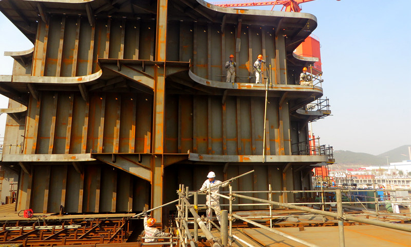 圖為3月10日，中國(guó)海油海油工程殼牌企鵝FPSO項(xiàng)目船體建造現(xiàn)場(chǎng)，中國(guó)海油高空“衛(wèi)士”正在全力搭建安全作業(yè)平臺(tái)。