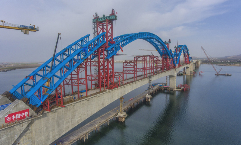 圖為3月11日，施工人員在漢十高鐵崔家營漢江特大橋主拱上進行抬升作業(yè)。新華社發(fā)（楊東 攝）