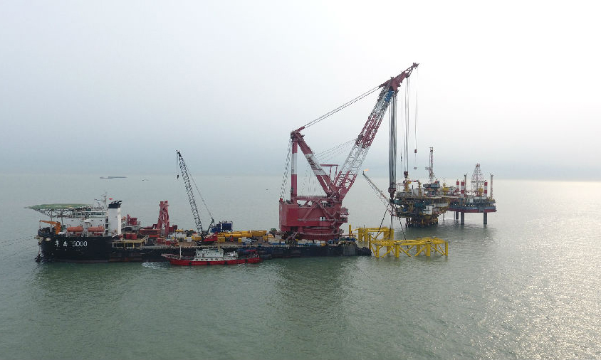 吊車作為海上油氣平臺的關(guān)鍵設(shè)備，肩負著貨物吊裝、生活物資補給、人員轉(zhuǎn)運等重要使命。南堡35-2WHPB平臺維修班組緊緊圍繞本質(zhì)安全，強化設(shè)備設(shè)施的完整性管理，對吊車存在的風險隱患進行全面排查分析，制訂維修計劃，為即將開展的稠油蒸汽驅(qū)熱采作業(yè)提供有力的設(shè)備保障。圖為3月4日，南堡35-2WHPB平臺維修班組對吊臂動滑輪組進行檢修。（杜鵬輝 攝）