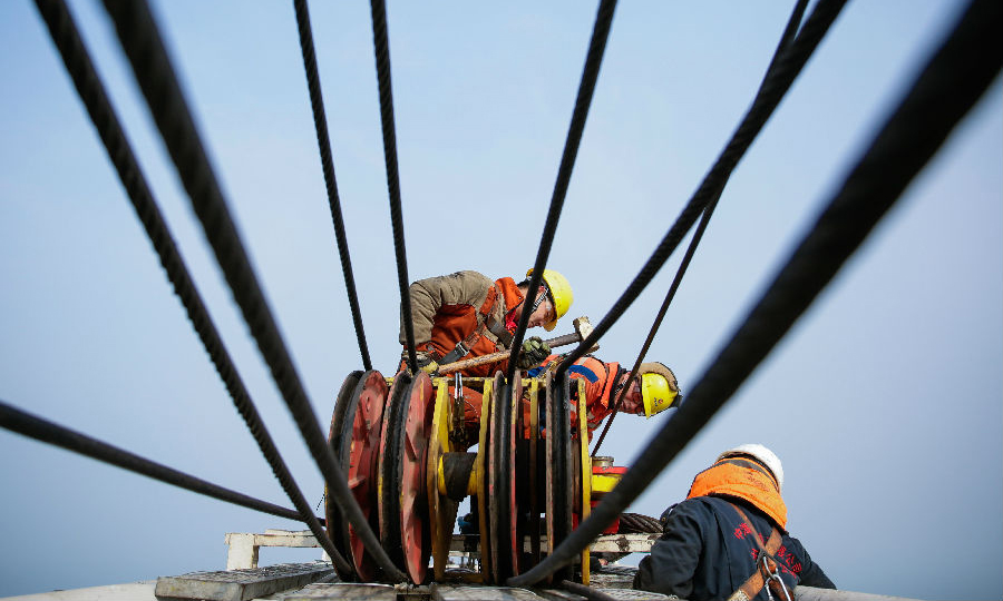 2月26日，海油工程渤海灣曹妃甸11-1/11-6油田綜合調(diào)整項目CEPI導管架順利吊裝，完成今年國內(nèi)首次海上結(jié)構(gòu)物大型吊裝作業(yè)。該導管架為八腿中心平臺，重達2927噸。海油工程安裝事業(yè)部各施工單位通力配合，克服作業(yè)船與老平臺距離過近帶來的就位困難，吊裝全程僅耗時2.5小時，實現(xiàn)僅0.5米位置偏差的超精準就位，為項目后續(xù)工程提供了有力保障。圖為吊裝現(xiàn)場。（李盼 劉超 張浩明 攝影報道）