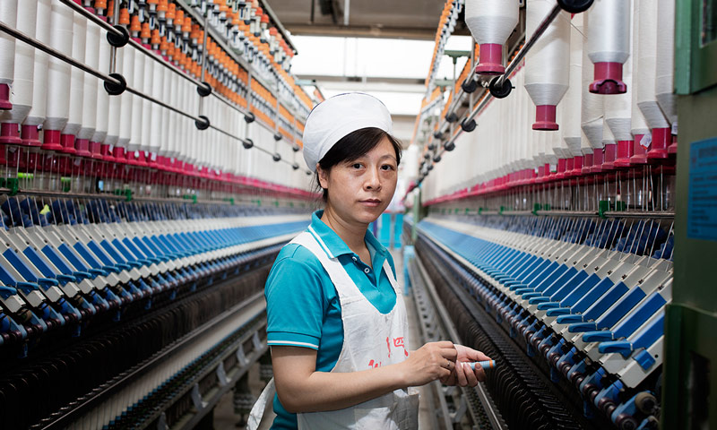 本次參展作品是新興際華集團工會辦公室燕蒼娜歷經一年多的時間完成。她先后走訪了26家企業的200多名一線女工，近距離了解她們的工作現狀和生活情況以及目前的困惑與愿望，同時為她們拍下了一張張美麗的工作肖像。圖為燕蒼娜參展作品——湖北省襄陽市紡織企業擋車工肖像。