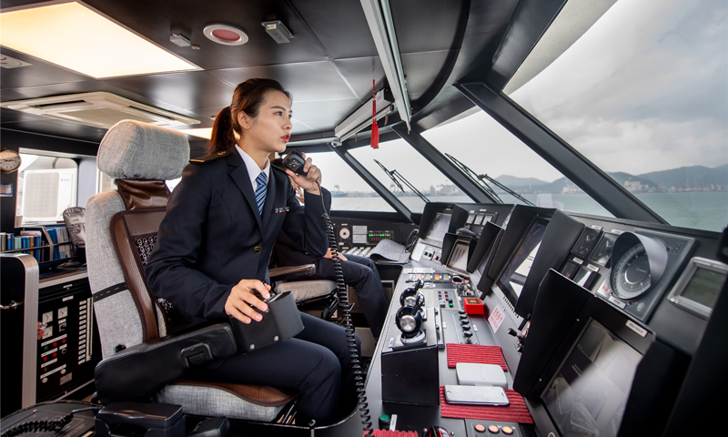 中國內地首位高速客船女駕駛員何倩倩，畢業于上海海事大學航海技術系，目前在招商局集團旗下招商蛇口郵輪事業部迅隆船務高速客船迅隆7任三副駕駛員，是招商局集團唯一一位女性高級船員。圖為3月5日，何倩倩在駕駛高速客船。（唐蜀全 攝）