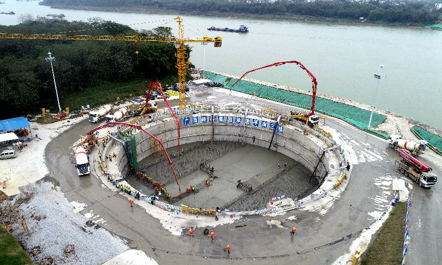 平南三橋北岸拱座基礎(chǔ)底板直徑54.6米，厚6米，需一次性澆筑14000余方凝土。圖為夜間施工場(chǎng)景。圖為施工現(xiàn)場(chǎng)。（黃煥亮 攝）