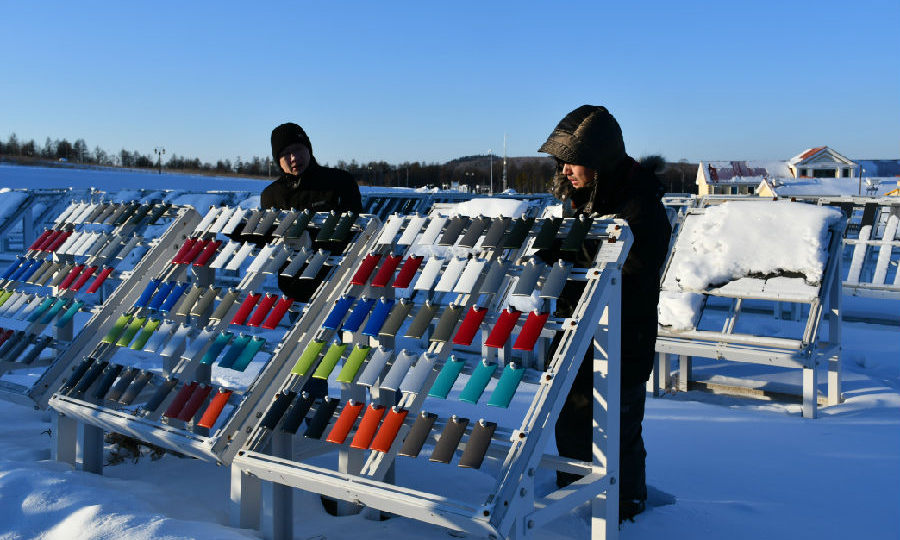 兵器裝備集團所屬西南技術工程研究所有這么一群人，他們在﹣50℃的寒冬中“凍成冰”，他們在38℃的高溫中“蒸桑拿”……從北到南，88℃的溫差，他們為了國防事業扎根野外，他們默默奉獻著青春。他們開展的科學試驗、收集的科學數據以及眾多的原始性科學發現，支撐了國防科技進步和經濟社會發展。圖為近日，在低溫寒冷的黑龍江，工作人員冒著風雪，步行前往一公里外的暴露試驗場投試樣品，檢測低溫環境對材料的影響，監測二氧化氮、硫化氫等冬季大氣污染物含量。