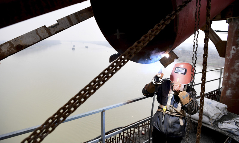 據(jù)了解，本次合龍的鋼管拱，拱跨度為220米，矢高為44米，采用大節(jié)段原位整體同步提升的方式進(jìn)行吊裝，整個鋼管拱同步提升起吊重量約為800噸，提升高度約為26.53米。圖為2月27日，施工人員為商合杭鐵路跨淮河特大橋鋼管拱提升合龍做施工準(zhǔn)備。（新華社記者 劉軍喜 攝）