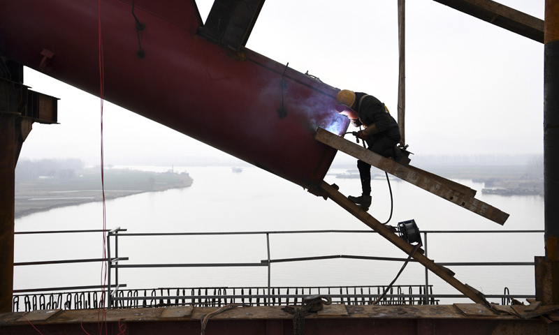 商合杭鐵路由河南商丘站引出，途經(jīng)安徽亳州、阜陽、合肥等地區(qū)，在蕪湖跨越長江，引入杭州站，線路全長794.55公里，設(shè)計時速350公里。圖為2月27日，施工人員為商合杭鐵路跨淮河特大橋鋼管拱提升合龍做施工準(zhǔn)備。（新華社記者 劉軍喜 攝）