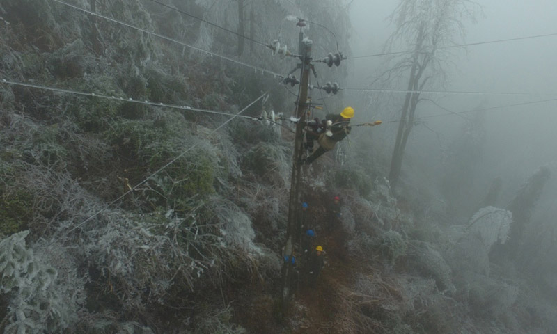 圖為2月20日，電力工人在新化縣郭家村進行搶修作業。（新華社記者 薛宇舸 攝）