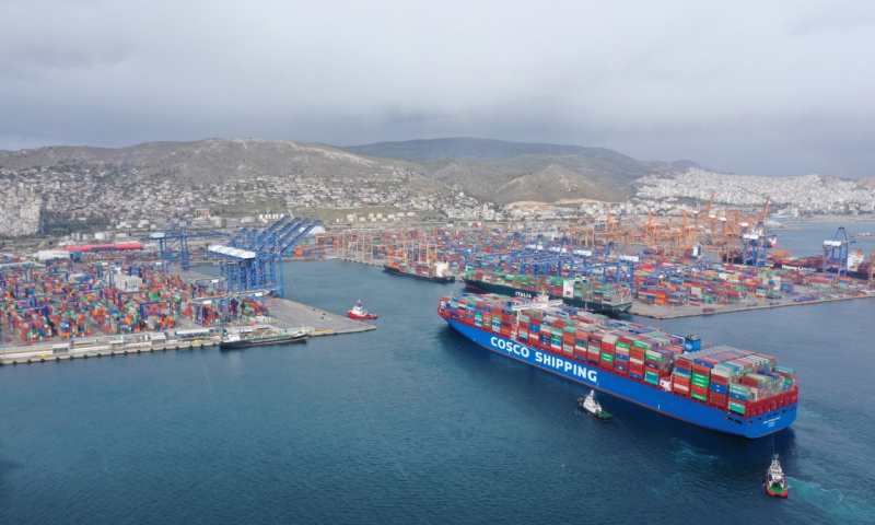 圖為2月15日，在希臘比雷埃夫斯港，“中遠海運雙魚座”輪進港。（新華社記者 吳魯 攝）