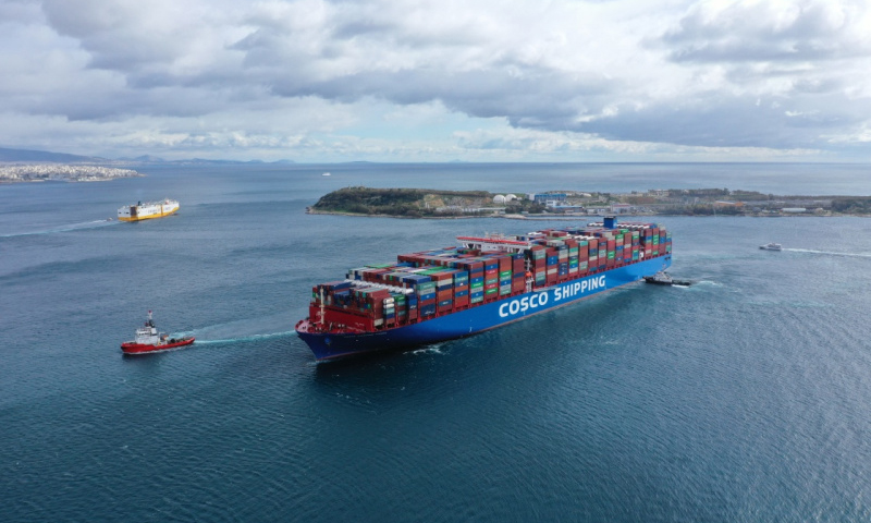 圖為2月15日，在希臘比雷埃夫斯港，“中遠海運雙魚座”輪進港。（新華社記者 吳魯 攝）