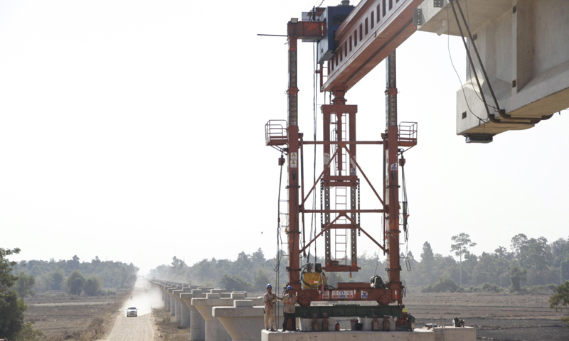 此次施工所需T梁從中國中鐵二局萬象制梁場發(fā)出，運(yùn)輸需橫跨13號公路主路。為保證施工進(jìn)度，萬象制梁場183名中國籍員工放棄春節(jié)休假，保證制梁場日均產(chǎn)量。圖為2月9日在老撾首都萬象拍攝的楠科內(nèi)河特大橋架梁施工現(xiàn)場。新華社發(fā)（臧衡 攝）