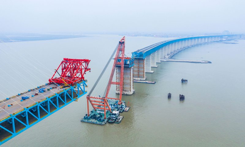 圖為1月29日，無人機拍攝的滬通長江大橋27號輔助墩第3段節間鋼梁吊裝施工現場。