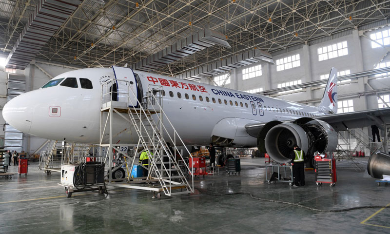 春運前夕，一架機齡12年的空中客車A320型飛機進入東方航空技術有限公司甘肅分公司機庫，接受為期30天的8C檢檢修工作，這是空中客車A320型飛機最高級別的定檢檢修工作。完成檢修后，這架飛機將在2019年春運首日投入繁忙的春運工作中。圖為1月17日，在東航技術甘肅分公司，檢修人員對飛機外部進行檢修。（新華社記者 范培珅 攝）