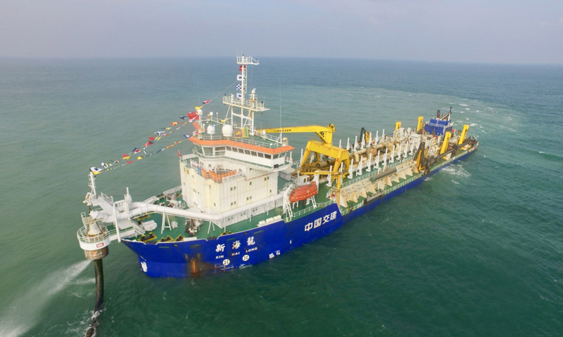 2019年1月16日，伴隨著三聲長(zhǎng)長(zhǎng)的鳴笛聲，最后一條停留在科倫坡港口城承擔(dān)填海吹沙任務(wù)的大型挖泥船“新海龍”號(hào)停止管吹。科倫坡港口城269公頃吹填土地已全部形成。圖為1月16日，在斯里蘭卡科倫坡，耙吸挖泥船“新海龍”在為科倫坡港口城填海造地工程進(jìn)行最后一船管吹。（中國(guó)港灣科倫坡港口城項(xiàng)目部供圖）