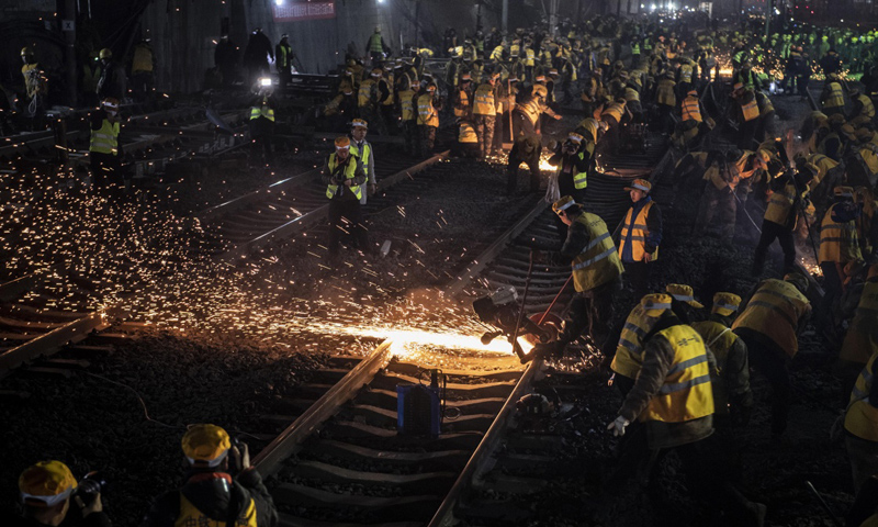 西安火車站改擴(kuò)建工程于2015年正式啟動(dòng)，采取“邊行車、邊建設(shè)”的施工方案，屬全國(guó)省會(huì)城市改造難度相對(duì)較大的車站，也因此被形象地稱為“在鐵路樞紐心臟上做手術(shù)”。圖為1月15日凌晨，中鐵十一局施工人員在西安站改擴(kuò)建工程現(xiàn)場(chǎng)緊張施工。（新華社記者 陶明 攝）