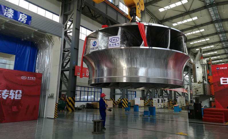 1月12日，在建規模全球最大、裝機規模全球第二的白鶴灘水電站首臺百萬千瓦水輪發電機組轉輪正式完工交付，這將有力確保2021年如期實現首臺機組投產發電的目標。圖為白鶴灘水電站首臺百萬千瓦水輪發電機組轉輪完工儀式現場。   東方電氣 供圖