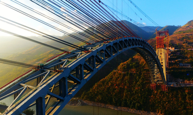 12月10日，大瑞鐵路怒江四線特大橋鋼桁拱合龍。（新華社發）