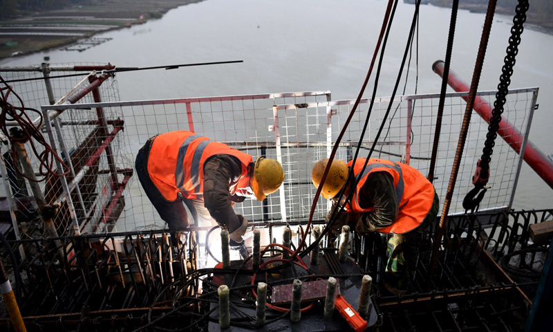 商合杭鐵路由河南商丘站引出，途經安徽亳州、阜陽、合肥等地區，在蕪湖跨越長江，引入杭州站，線路全長794.55公里，設計時速350公里。圖為11月17日，施工人員在商合杭鐵路跨淮河特大橋合龍現場作業。（新華社記者 劉軍喜 攝）