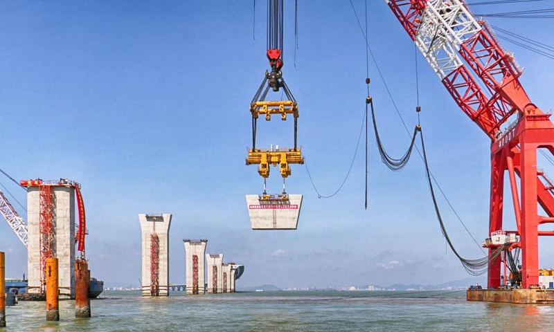 圖為2015年9月6日，橋梁工程完成最后一件上節(jié)墩身安裝，主體工程220座墩臺全線完工。新華社發(fā)（港珠澳大橋局提供）