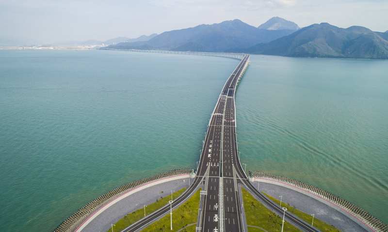 圖為10月13日無(wú)人機(jī)拍攝的港珠澳大橋香港段。（新華社記者 呂小煒 攝）