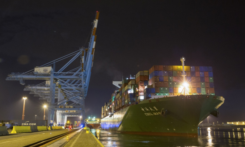 經(jīng)過約8個小時的連夜裝卸后，“中海火星”號集裝箱輪結(jié)束本次西歐之行，踏上返回亞洲的航程。圖為10月15日晚，中遠海運旗下的“中海火星”號集裝箱輪停靠在比利時澤布呂赫港集裝箱碼頭。（新華社記者 葉平凡 攝）