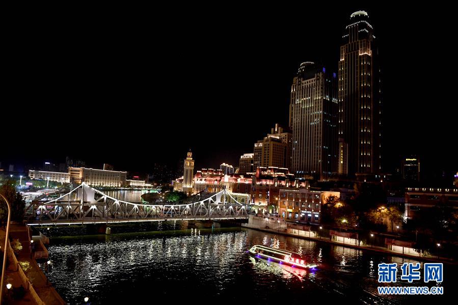 這是天津海河夜景。近年來，國網天津電力全力打造智慧電網，至2018年在市區實現了配電自動化全覆蓋。（新華社記者王毓國 攝）