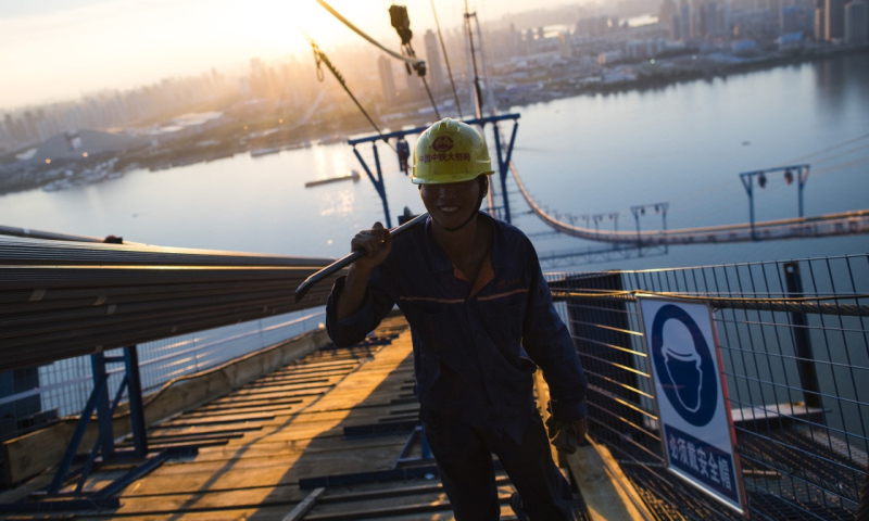 6月25日，來自四川宜賓的25歲工人馮奎完成了一天的工作，準備返回地面。（新華社記者 肖藝九 攝）