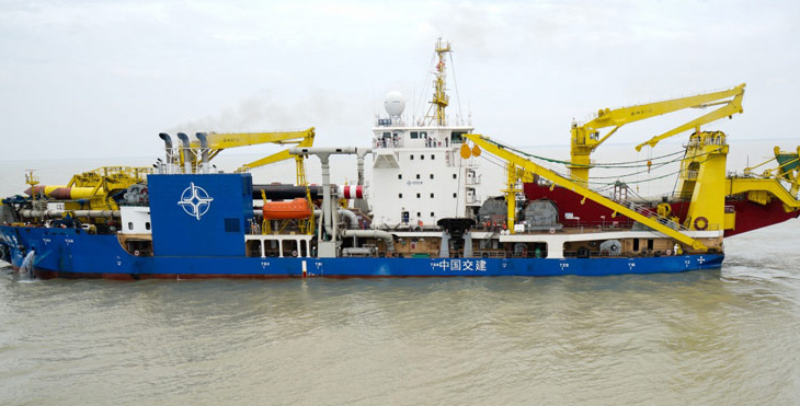 6月8日，“天鯤號”駛離碼頭出港海試。（新華社記者 李響 攝）