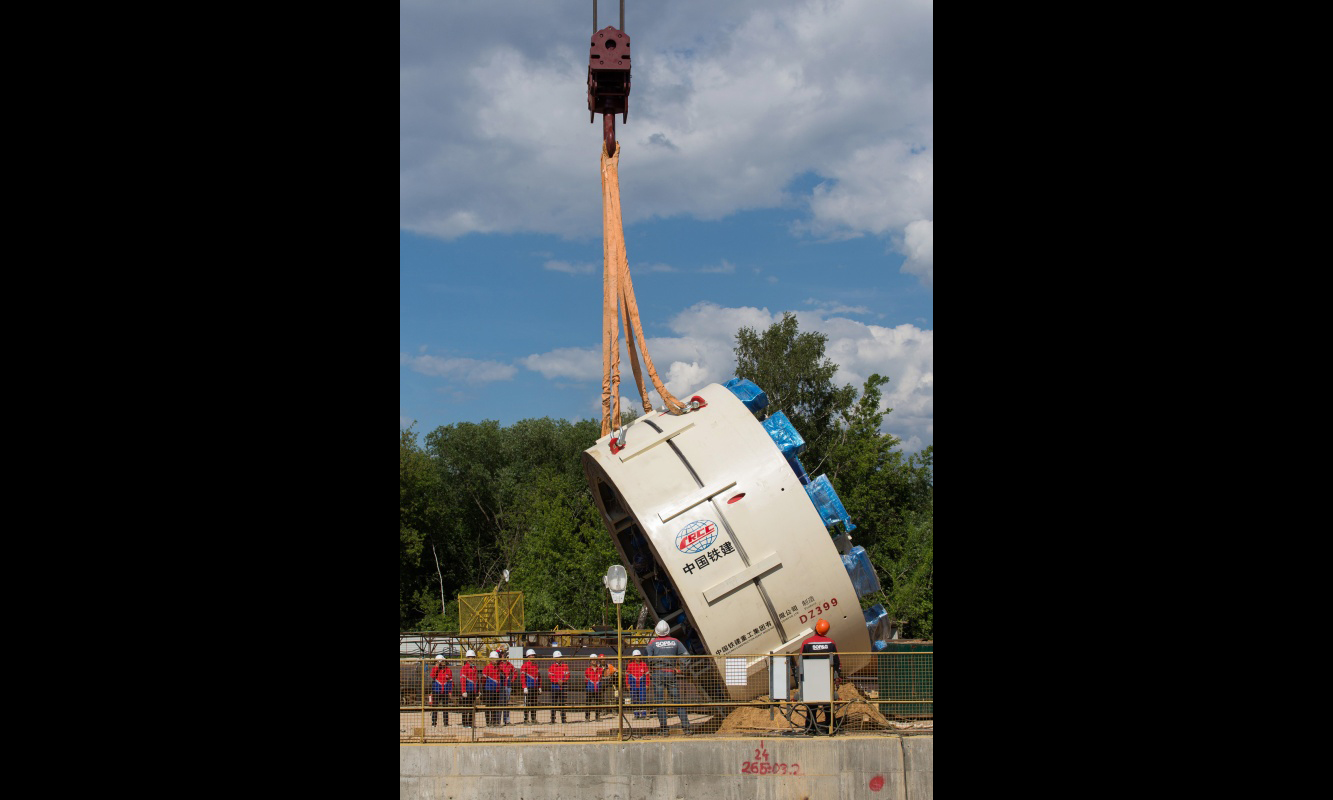 6月3日，在俄羅斯首都莫斯科，起重機吊裝盾構機核心部件。（新華社記者 白雪騏 攝）