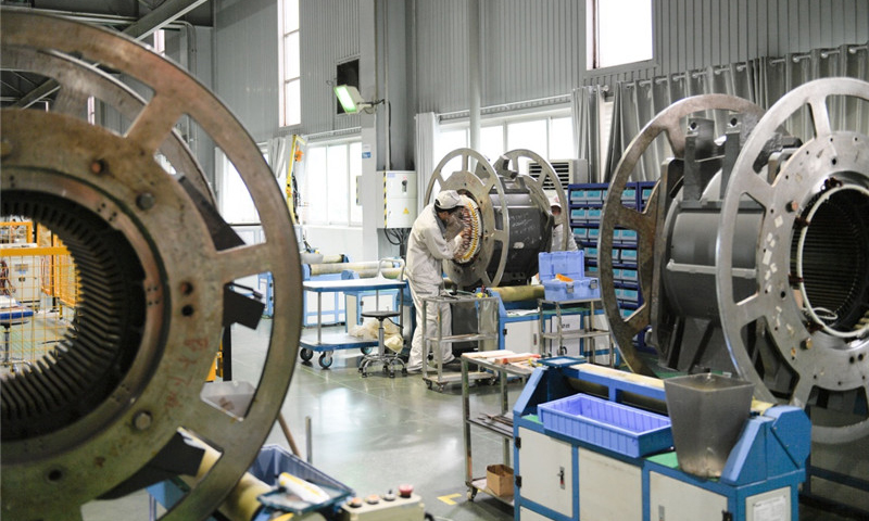 在全球一萬(wàn)多個(gè)城市中，處于中國(guó)三四線(xiàn)位置的湖南省株洲市，只能算是“小城”。高鐵、磁懸浮、超級(jí)電容、IGBT芯片……被稱(chēng)為“中國(guó)動(dòng)力谷”的株洲，卻頻頻推出世界級(jí)創(chuàng)新成果。圖為工人在中車(chē)株洲電機(jī)公司生產(chǎn)線(xiàn)上工作。新華社發(fā)（張笑宇 攝）