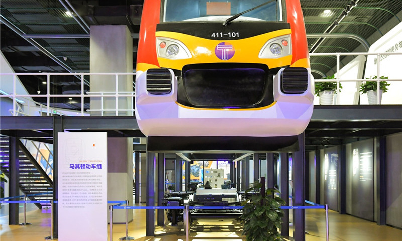 “苔花如米小，也學(xué)牡丹開(kāi)。”——株洲，憑著自力更生的創(chuàng)新精神、互動(dòng)全球的創(chuàng)新視野、反哺共享的創(chuàng)新胸懷，崛起于世界產(chǎn)業(yè)創(chuàng)新競(jìng)技的大舞臺(tái)，奮力求索中國(guó)創(chuàng)新的時(shí)代之路。圖中是在“中國(guó)動(dòng)力谷”展廳展示的出口馬其頓的動(dòng)車(chē)組。新華社發(fā)（張笑宇 攝）