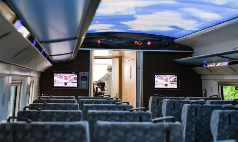 工人在中車(chē)株洲電力機(jī)車(chē)有限公司調(diào)試新一代動(dòng)力集中型動(dòng)車(chē)組。新華社發(fā)（張笑宇 攝）