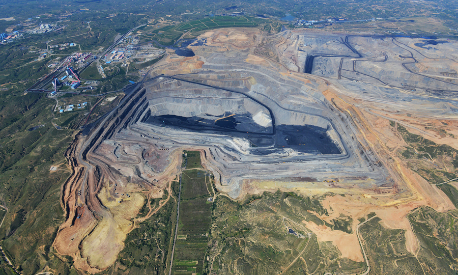 煤炭能源企業如何踐行綠色發展？國家能源集團準能公司從三個維度給出了自己的答案。引進大型設備和先進工藝，采用高效節約的開采模式；發展循環經濟，延伸煤炭產品的產業鏈，實現資源的吃干榨盡；實施礦區生態建設，在對采空區進行復墾綠化的基礎上，發展現代產業，打造國家級礦山公園。