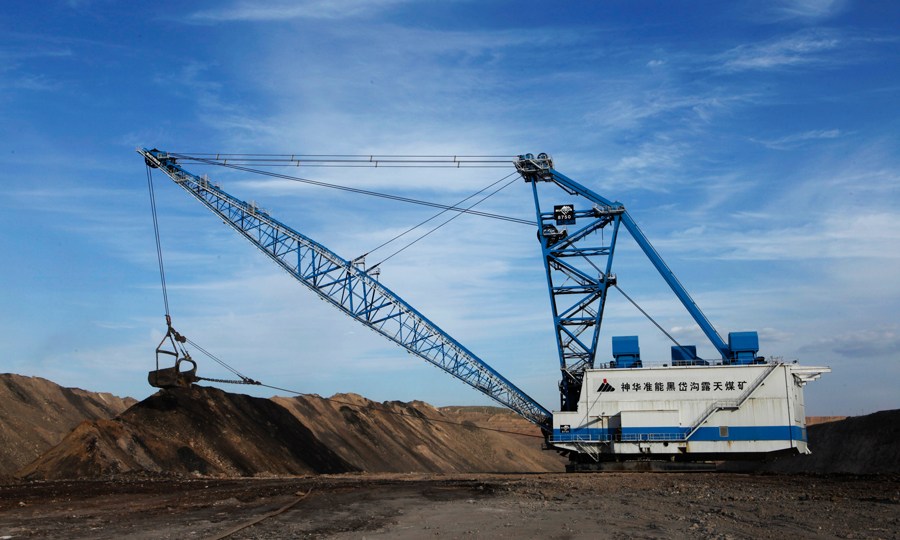 國家能源集團準能公司結合準格爾煤田地質條件，設計了連環相扣的露天開采工藝，形成了從地表黃土、中部巖層、下部煤炭三道工藝接力完成的剝離采掘鏈條，采用國際露天開采通用的電鏟——大型單斗卡車運輸工藝，同時引進吊斗鏟，與拋擲爆破相結合，形成獨具準能特色的吊斗鏟拋擲爆破無運輸倒堆工藝。圖為亞洲唯一的礦山采掘設備8750-吊斗鏟。