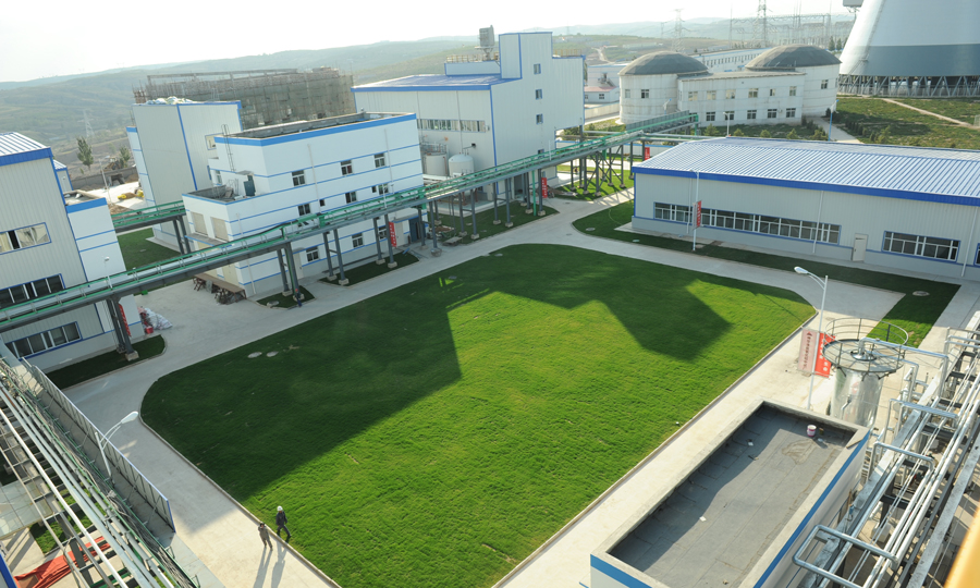 2017年，國家能源集團準能公司氧化鋁循環經濟項目第一條生產鏈獲國家能源集團批準投建，在煤炭能源企業延伸產業鏈、轉變發展方式、實現清潔化生產的道路上，準能集團敢為人先、勇為人先，邁出了鏗鏘有力的一步。圖為氧化鋁中試廠廠區。