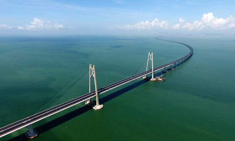 這是港珠澳大橋上的“中國結(jié)”造型橋塔（2017年6月6日攝）。（新華社記者 梁旭 攝）