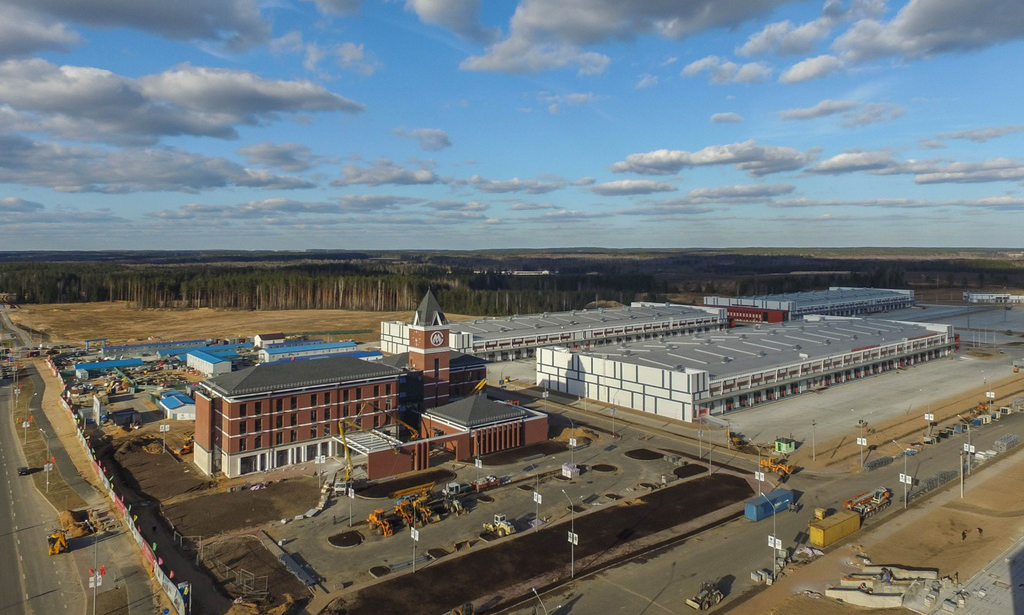 這是在白俄羅斯首都明斯克以東25公里處拍攝的中白工業(yè)園的資料照片。由中白兩國國家元首倡建的中白工業(yè)園，是兩國合作共建絲綢之路經(jīng)濟(jì)帶的標(biāo)志性工程。截至2017年底，該工業(yè)園已經(jīng)吸引了來自中國、白俄羅斯、俄羅斯、美國、德國、奧地利和立陶宛的23家企業(yè)入駐，逐漸發(fā)展成為一個(gè)國際合作的良好平臺(tái)。新華社發(fā)