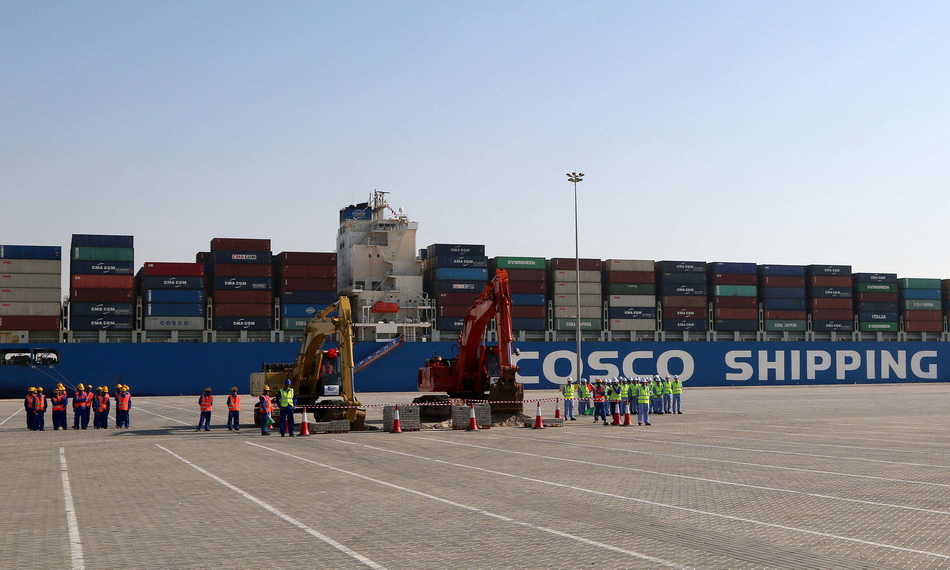 這是2017年11月5日，在阿拉伯聯(lián)合酋長國阿布扎比，中遠(yuǎn)海運(yùn)港口有限公司舉行中遠(yuǎn)海運(yùn)港口阿布扎比碼頭正式動(dòng)工暨場(chǎng)站租賃簽約儀式，標(biāo)志著中國和阿聯(lián)酋“一帶一路”項(xiàng)目建設(shè)取得新進(jìn)展。（新華社記者蘇小坡 攝）