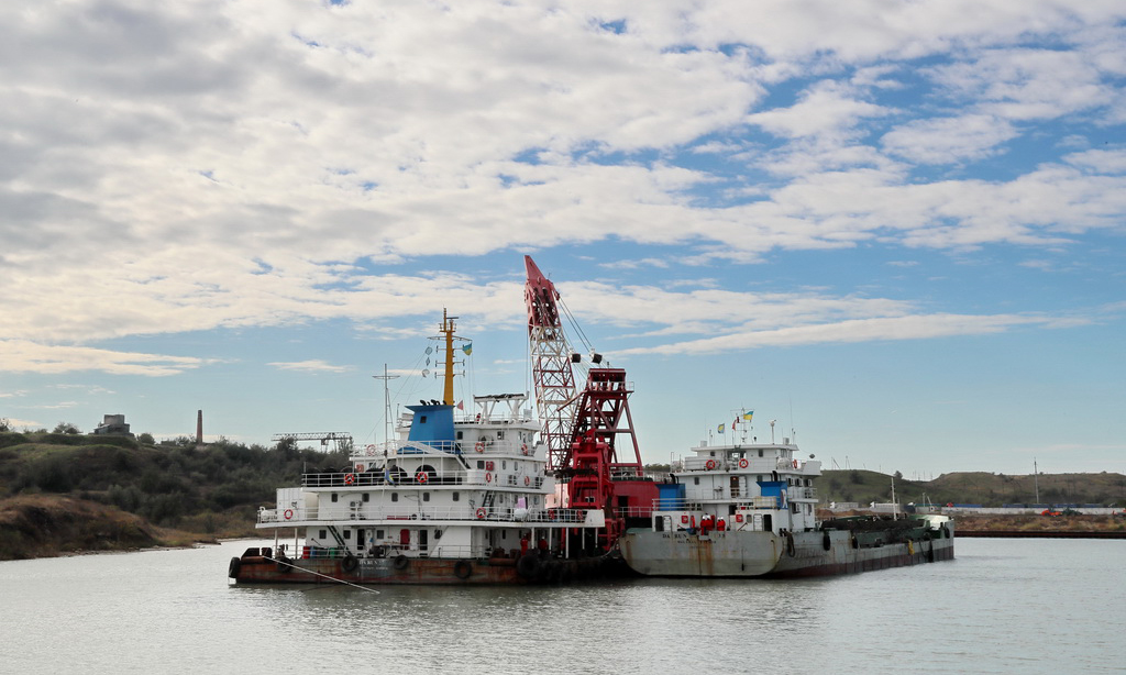這是2017年10月12日，一組由駁船、運(yùn)泥船和抓斗式疏浚船組成的清淤單元在烏克蘭敖德薩州南方港施工。由中國港灣工程有限責(zé)任公司承攬，中國交建天津航道局有限公司承建的烏克蘭南方港糧食碼頭疏浚工程2018年1月30日舉行竣工簽字儀式。南方港疏浚項(xiàng)目解決了該港口被淤泥阻塞多年的困擾，對(duì)烏克蘭進(jìn)一步擴(kuò)大糧食出口具有戰(zhàn)略意義。（新華社記者陳俊鋒 攝）
