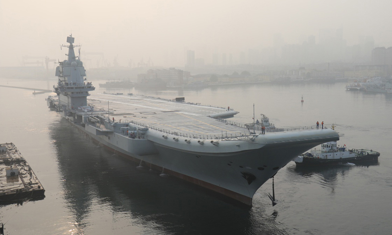 5月13日，我國第二艘航母從大連造船廠碼頭啟航，赴相關海域執行海上試驗任務，主要檢測驗證動力系統等設備的可靠性和穩定性。新華社發（李剛 攝）