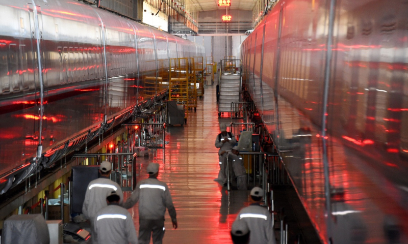 2017年9月，“復興號”中國標準動車組在京滬高鐵實現時速350公里商業運營。近日，最新16輛長編組“復興號”動車組正在中車青島四方機車車輛股份有限公司做最后的靜態調試，該編組投入運營后，“復興號”客運量將會實現倍增。而作為這一生產企業的中車四方憑借其強大的技術研發能力，以及在高速列車技術、直線電機技術、高檔鐵路客車技術方面的行業領先優勢，確保了“復興號”得以快速形成系列化、譜系化，不斷滿足中國高鐵多樣化的運營需求。（新華社記者 李紫恒 攝）