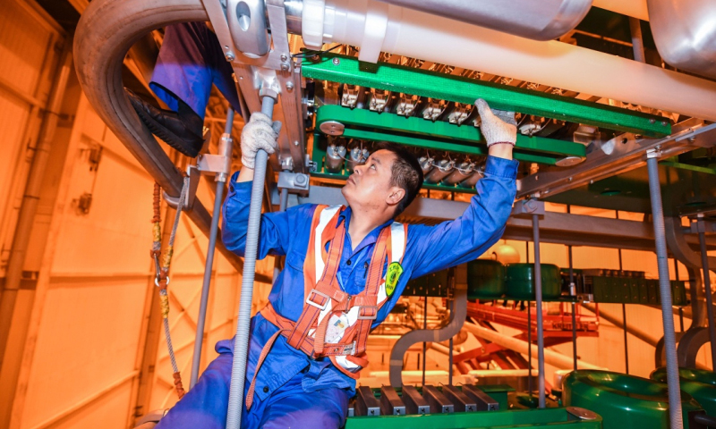 從5月初開始，“西電入浙”大動(dòng)脈——四川溪洛渡左岸-浙江金華±800千伏特高壓直流輸電工程啟動(dòng)年度綜合檢修。來(lái)自國(guó)網(wǎng)浙江省送變電工程公司等20多家參檢單位的600余名技術(shù)人員將完成金華換流站內(nèi)設(shè)備綜合檢修和浙江境內(nèi)的257基鐵塔、142公里輸電線路隱患排查及已知缺陷消除。（新華社記者 徐昱 攝）